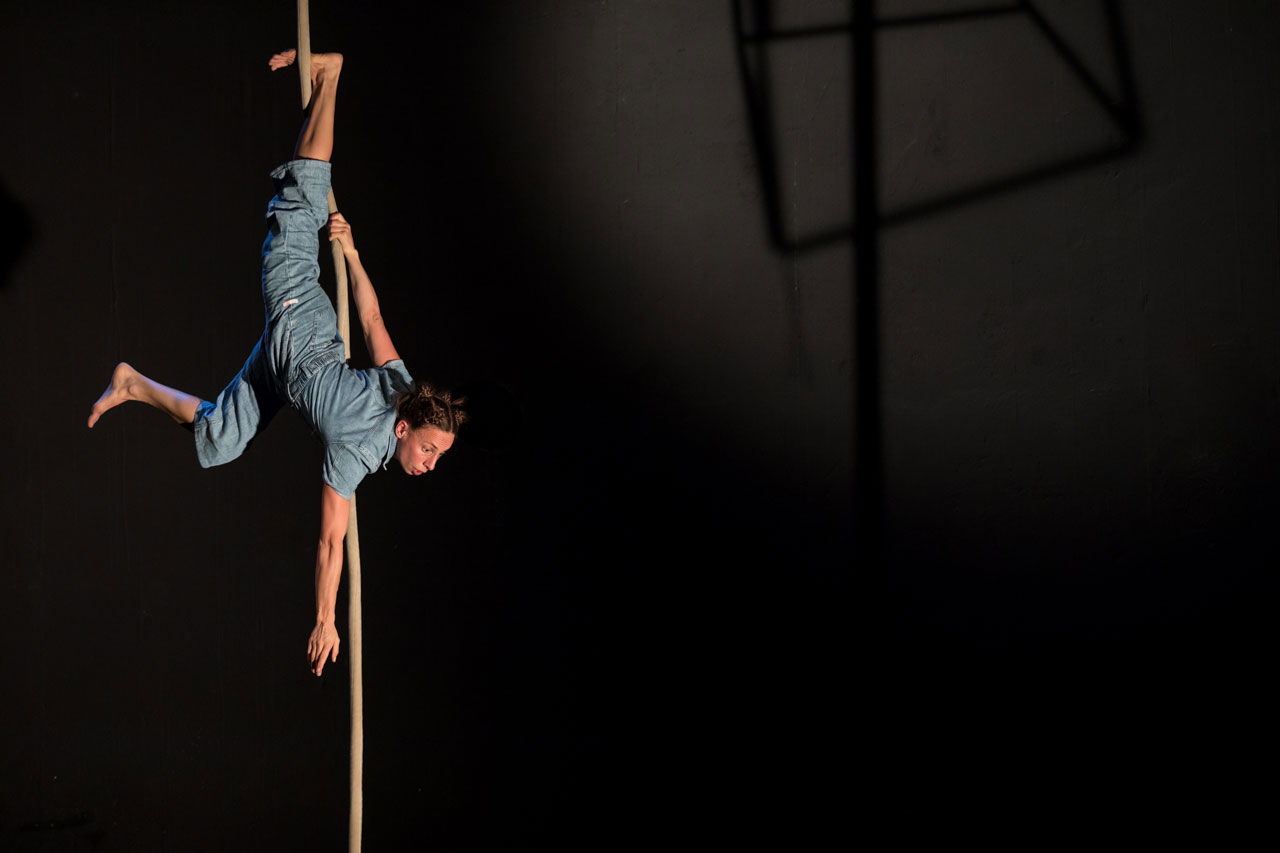 Clara Storti in volo al teatro di Orsogna