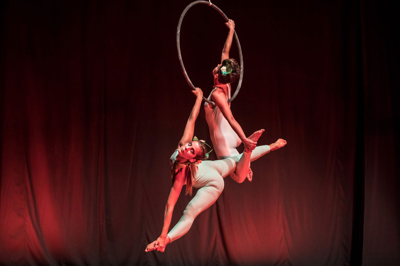 Ragazze, il cerchio e il circo