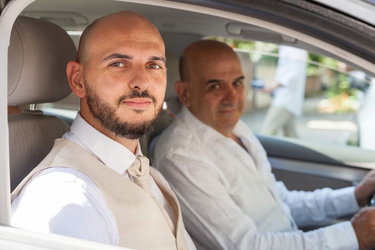 Con il papà dello sposo in auto - Fotografo di matrimonio Pescara