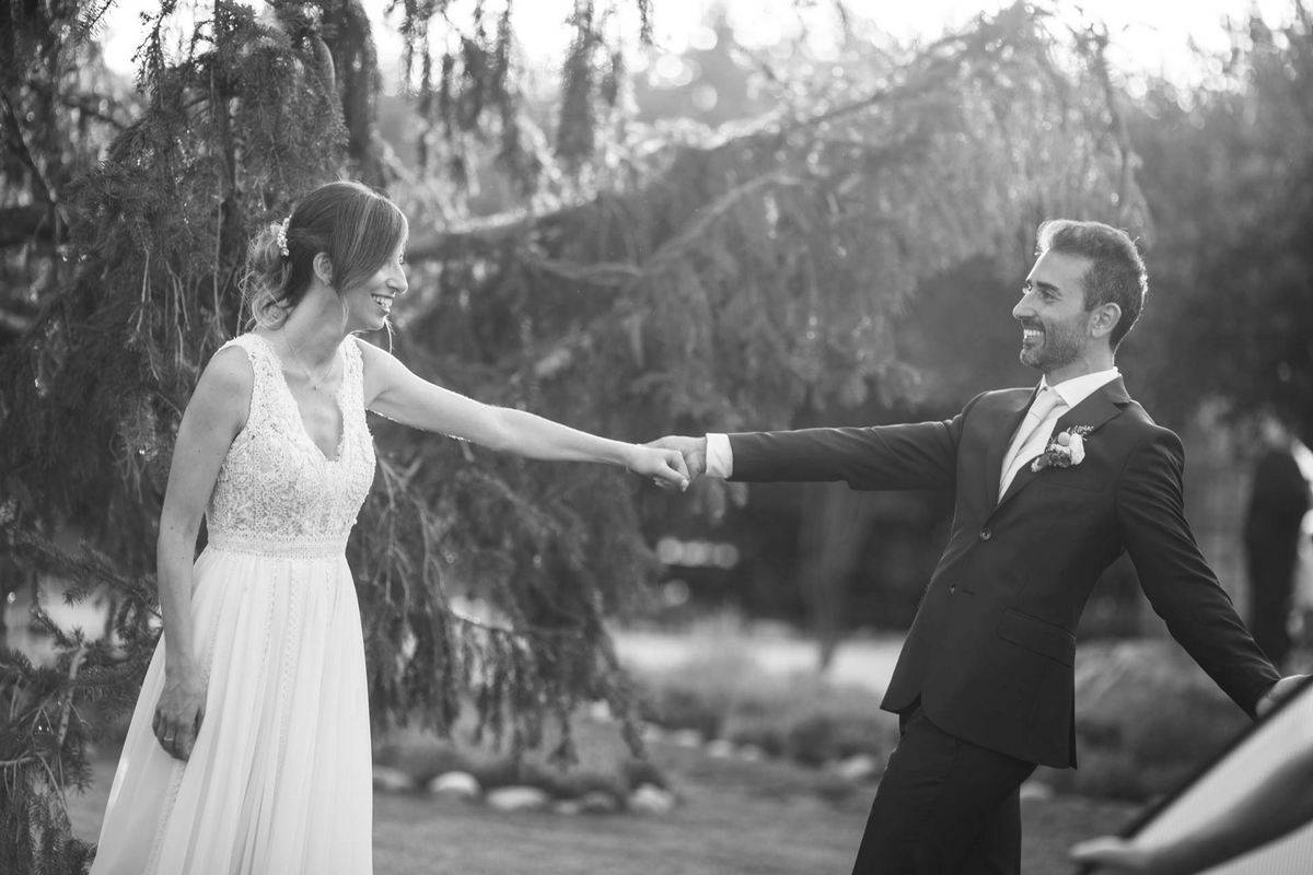 Bianco e nero nel giardino di Casale Marino, bellissimo Abruzzo - Fotografo di matrimonio Pescara
