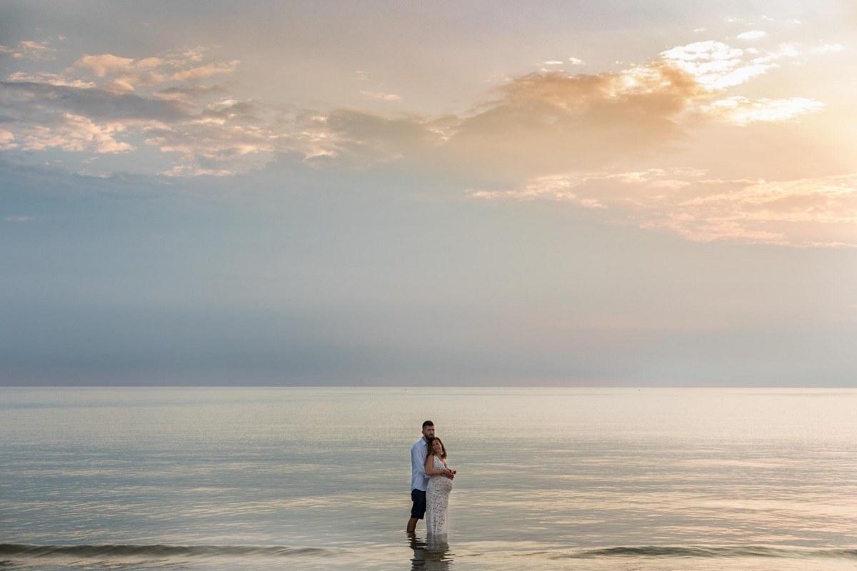 Una coppia nelle prime ore del giorno nella splendida spiaggia di Cerrano - Pineto - Fotografo di matrimonio Pescara