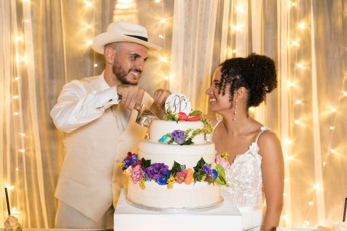 Tagliando la torta nella suggestiva location Bolla Mare di Roseto - Teramo, bellissimo Abruzzo - Fotografo di matrimonio Pescara