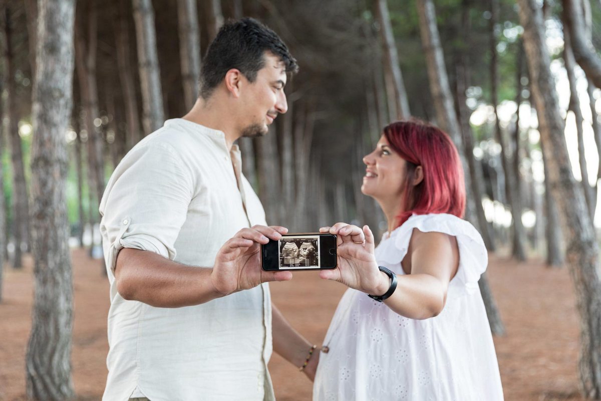 Mostrando l'ecografia nella pineta di Pineto (TE), bellissimo Abruzzo - Fotografo di matrimonio Pescara