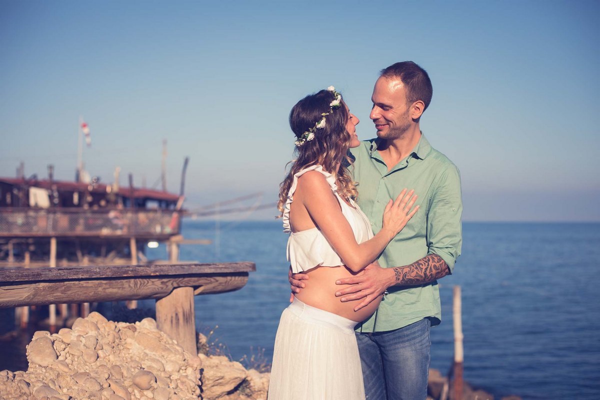 Una coppia in attesa del nascituro ai trabocchi di Fossacesia (Chieti), bellissimo Abruzzo - Fotografo di matrimonio Pescara