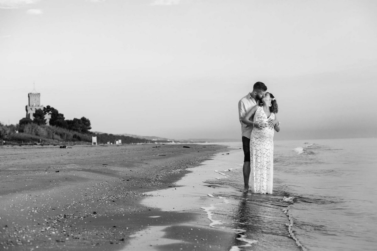 Bianco e nero di bacio all'alba a Silvi Marina, Teramo - Fotografo di matrimonio Pescara