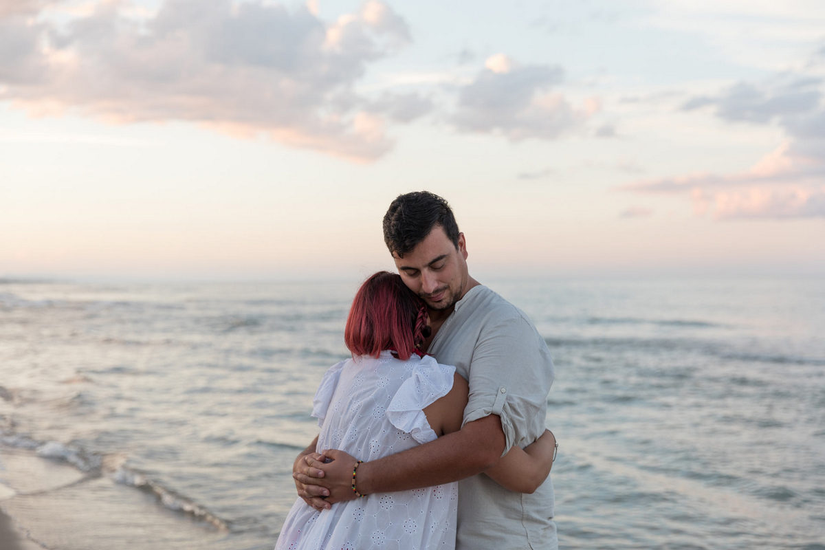 Abbracci innamorati al mare - Fotografo di matrimonio Pescara