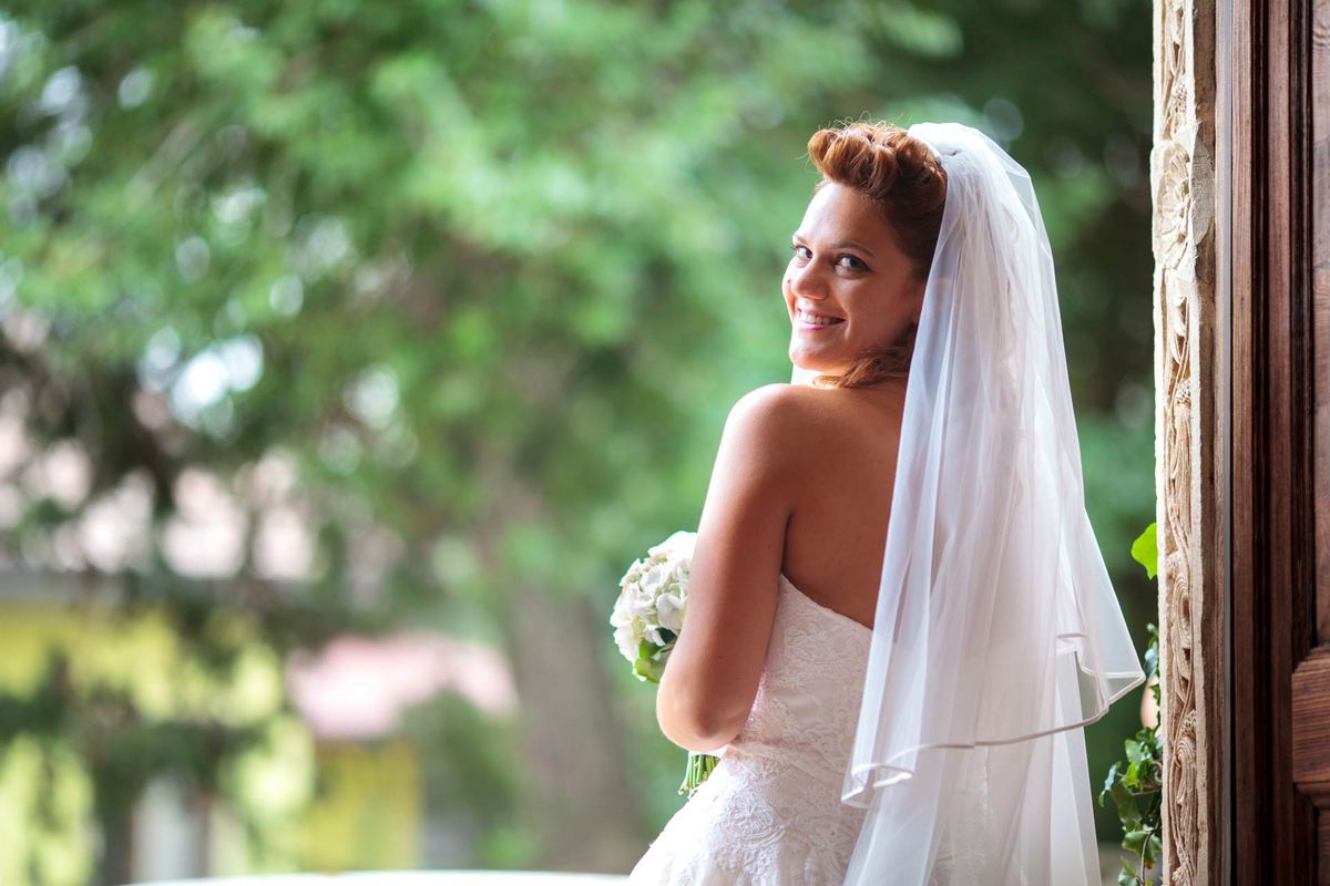 Bellissimo sorriso nella chiesa di Santa Maria Maggiore in Pianella(PE) - Fotografo di matrimonio Pescara